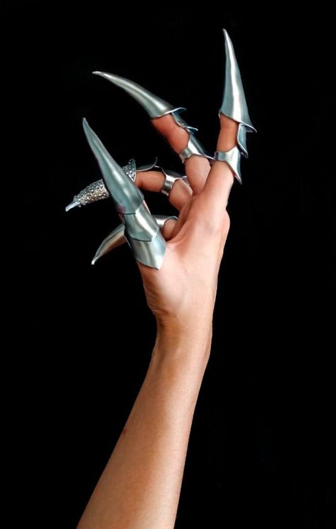 Finger Accessories, Pretty Knives, Výtvarné Reference, Fantasy Props, The Baddest, Idee Cosplay, Fantasy Jewelry, Fantasy Clothing, Fantasy Fashion