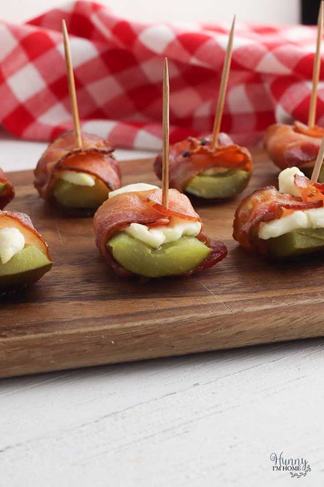 Simple Bacon Wrapped Pickles Stuffed with Cream Cheese Stuffed Pickles, Appetizers On A Stick, Pickles And Cheese, Pickle Appetizer Recipes, Super Bowl Finger Foods, Bacon Wrapped Pickles, Wrapped Pickles, Skewer Appetizers, Easy Gluten Free Desserts