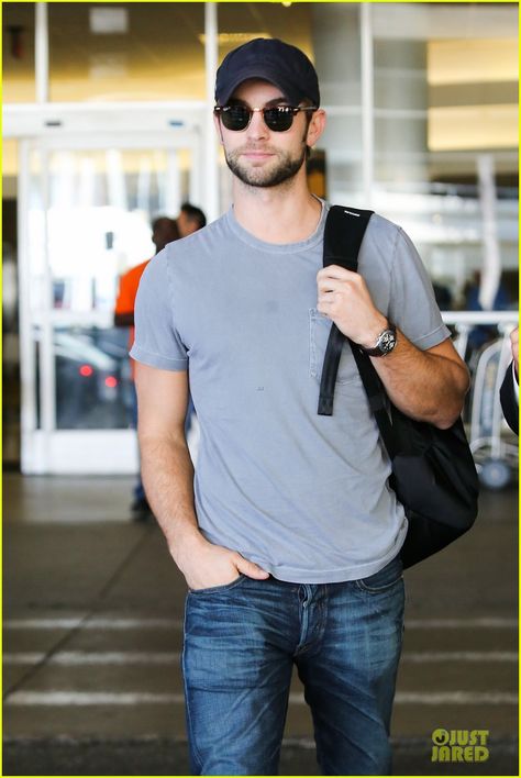 Chace Crawford: Backpack Carrying Stud at LAX! Carrying Backpack Pose Reference, Carrying Bag Pose Reference, Backpack Pose Reference Drawing, Backpack Pose Reference, Holding Backpack Reference, Holding Bag Pose, Backpack Drawing, Walking Poses, Chace Crawford