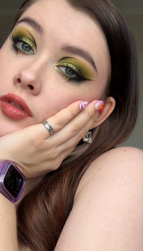 Earth Tones Makeup, Pink Green Makeup, Green And Pink Eye Makeup, Pink And Green Eye Makeup, Red And Green Makeup, Rock Makeup Looks, Green And Pink Makeup, Pink And Green Makeup, Odens Eye