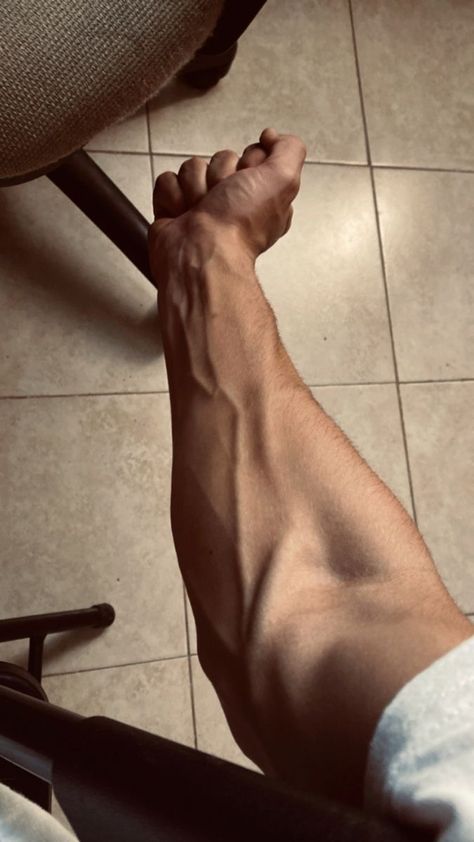 Arm Veins, Veiny Arms, Veiny Hands, Hand Veins, Haircut Selfie, Photo Hijab, Hot Hands, Gym Guys, Gym Photos