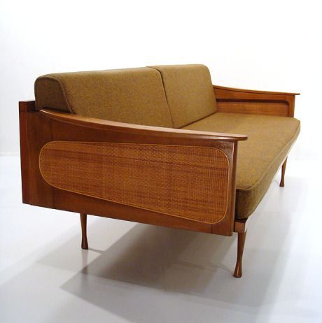 Danish Modern Sofa, Mid Century Modern Couch, Wooden Couch, Casa Retro, Mcm Furniture, Mid Century Modern Living, Modern Couch, Deco Retro, Mid Century Sofa