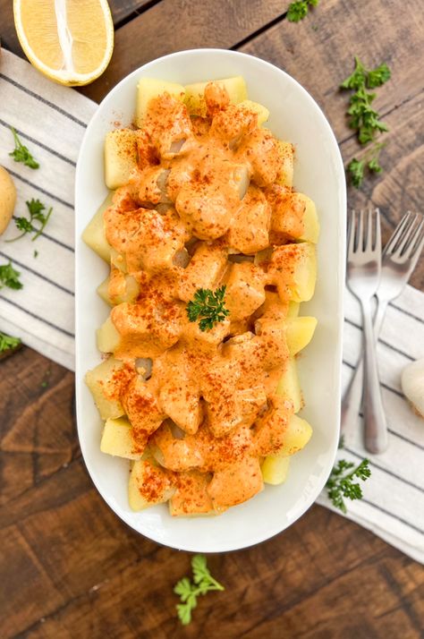 Brutally GOOD Spanish Potatoes | Patatas Mozárabes Recipe Patatas Bravas Recipe, Spanish Potatoes, Spanish Recipes, European Recipes, Spanish Tapas, Ethnic Food, Mediterranean Cuisine, Veggie Sides, Polenta