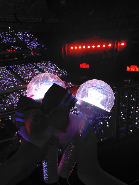 Seventeen carat Caratbong Aesthetic, Svt Concert, Seventeen Concert, Kpop Lightsticks, Concert Vibes, Kpop Concert, Seventeen Going Seventeen, Fan Signs, Concert Aesthetic