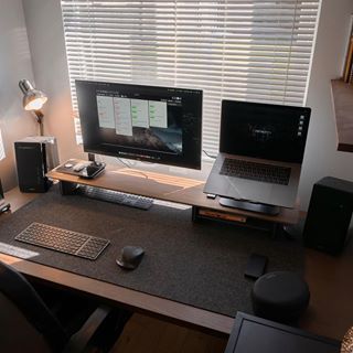 Productive Desk Setup, Wfh Setup, Design Workspace, Setup Inspiration, Design Studio Office, Modern Organization, Office Desk Accessories, Desktop Setup, Bedroom Setup