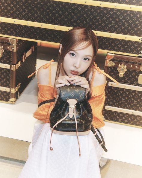 @nayeonyny "#.광고 @.louisvuitton #.LVByThePool #.LVMontsouris🧡"  #TWICE #NAYEON Im Nayeon, Nayeon Twice, Korean Hairstyle, Korean Makeup, The Pool, Celebrity Photos, Korean Singer, Pop Group, Instagram Update