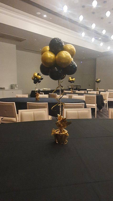 Centerpieces For Awards Ceremony, Black And Gold Balloon Centerpieces, Award Ceremony Decorations, College Grad Party Decor, Medical Display, Balloon Centrepiece, Balloon Table Centerpieces, College Grad Party, Diy Centerpiece