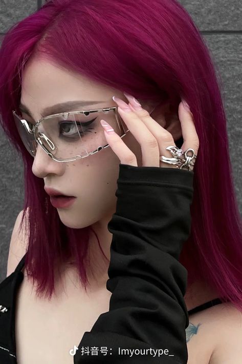 Red Magenta Hair Color, Hair Ideas Asian, Hot Pink Hair Dye, Japanese Hair Color, Striped Hair, Hair Color Underneath, Dyed Hair Inspiration, Pretty Hair Color, Ombre Hair Color