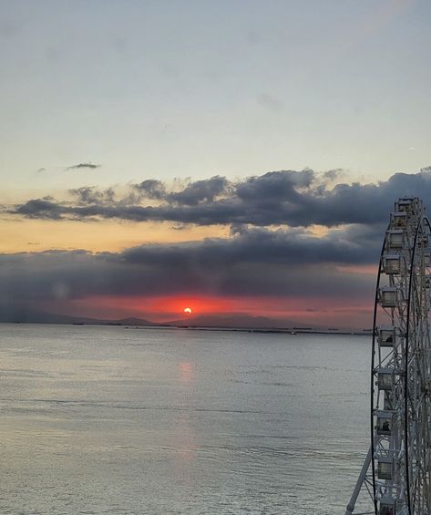 Famous scenic sunset - Manila bay Sunset In Manila, Manila Bay, Calorie Workout, Wallpaper Iphone Love, Best Sunset, Cute Selfies Poses, Baby Cats, Manila, Wallpaper Iphone