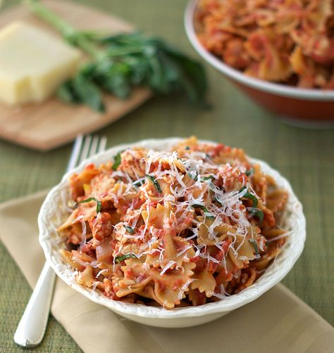 Vodka Cream Sauce, Pasta With Italian Sausage, Tomato Cream Sauce, Resep Pasta, Pasta With Sausage, Farfalle Pasta, Creamy Tomato Sauce, Yummy Pasta Recipes, Sausage Pasta