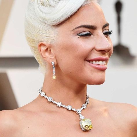 Lady Gaga Oscars, Tiffany Yellow Diamond, Diamond Necklace Tiffany, Fine Jewelry Display, Yellow Diamond Jewelry, Yellow Diamond Necklace, Tiffany Diamond, White Diamond Earrings, Celebrity Jewelry