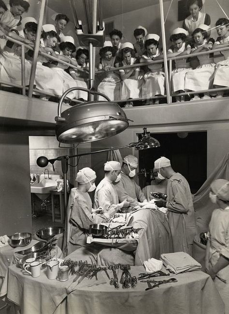 Student nurses in Multnomah County Hospital observe surgeons as they are performing surgery on a patient. Photo taken circa 1945 Old Hospital, Medical Wallpaper, Med School Motivation, Vintage Nurse, Medicine Student, Medical School Inspiration, Operating Room, Vintage Medical, Med Student