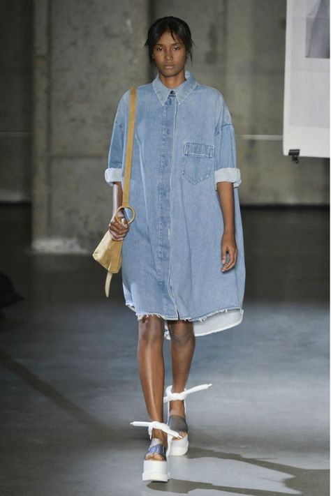 Shirt dress from H&M. Big, bold chambray which has enough substance to hold a shape and not just droop. Cloth Photography, Moda Denim, Oversized Shirt Dress, All Jeans, Mode Jeans, 2016 Trends, Denim Day, Neue Outfits, Outfit Jeans