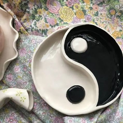 Slab Pottery Ideas For Beginners: 30 Ideas To Get You Started Ceramic Ying Yang, Ying Yang Clay Dish, Space Ceramics Ideas, Clay Crafts Plate, Clay Trays Diy, Polymer Clay Trays, Clay Plates Aesthetic, Ying Yang Clay, Hippie Clay Art