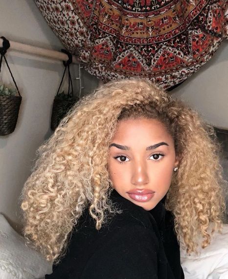 Blonde 3c Hair, Curly Blonde Hair Black Women, Ash Blonde Curly Hair, Blonde Curly Hair Black Women, Blonde Hair For Hazel Eyes, Long Blonde Curly Hair, Blonde Weave, Blonde Curly Wig, Blonde Afro