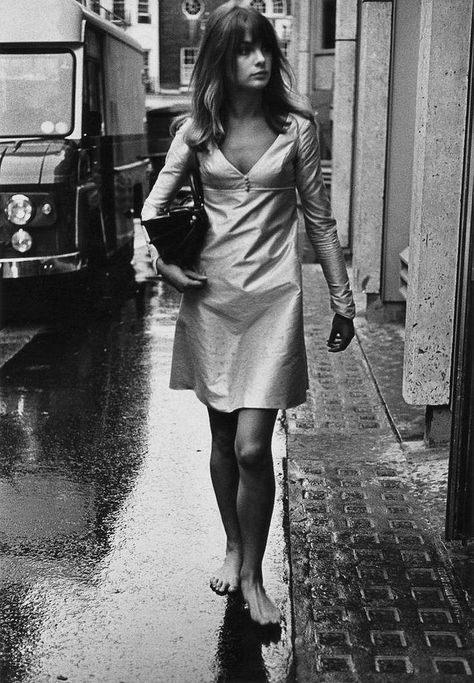 History Lovers Club on Twitter: "London 1959.… " | @joggers0: Jean Shrimpton 1965 Kings Road, photo by Terry O'Neill according to the internet m.vam.ac.uk/collections/it… Jean Rosemary Shrimpton is an English supermodel and actress.  It was an icon of Swinging London and is considered one of the first supermodels in the world, she appeared on numerous covers including Vogue, Harpers Bazaar, Vanity Fair, Glamor, Elle, Ladies' Home Journal, Newsweek and Time. Style Icons Women, Terry O Neill, Jean Shrimpton, Swinging London, Black Panthers, Swinging Sixties, Natalia Vodianova, 1960s Fashion, Moda Vintage