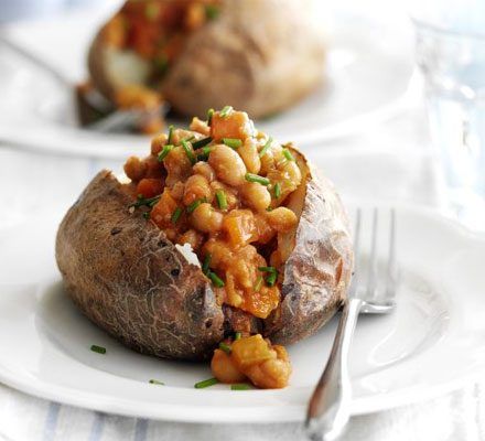 Jacket potatoes with home-baked beans Healthy Baked Beans, Jacket Potatoes, Vegan Chilli, Spiced Vegetables, Vegan Fries, Ideas For Dinner, Jacket Potato, Baked Potatoes, Bbc Good Food Recipes