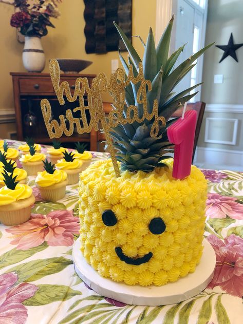 Luau Breakfast Ideas, Luau Cake Ideas For Kids, Pineapple Birthday Cake, Hawaii Birthday Party, Kids Luau, Hawaiian Party Theme, Pineapple Birthday, Hawaiian Party Decorations, Hawaiian Luau Party