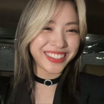 Ryujin Loco, Black To Blonde Hair, Korean Pop Stars, Hair Cute, Black And Blonde, Brown Blonde Hair, Friends Mom, Hair Inspo Color, Jennie Lisa