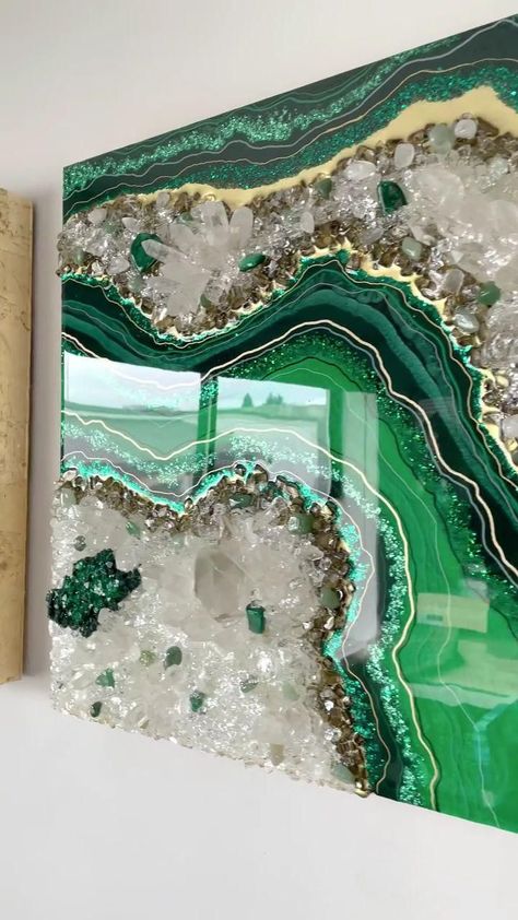 Green Geode Resin Art, Resin Color Combinations, Crystal Art Crafts, Green Resin Art, Art With Crystals, Epoxy Resin Art Ideas, Resin Geode Art, Green Color Combination, Resin Art Canvas