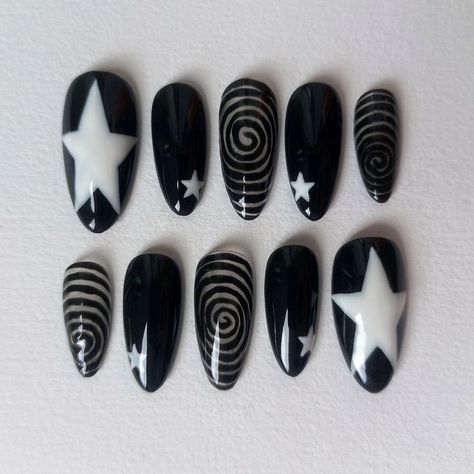 ig: starellaaz Nail Designs Grunge Aesthetic, Black Base Nails, Dark Nail Sets, Goth Inspired Nails, Pretty Goth Nails, Emo Summer Nails, Simple Aesthetic Nail Designs, Black Alt Nails, Whimsy Goth Nails