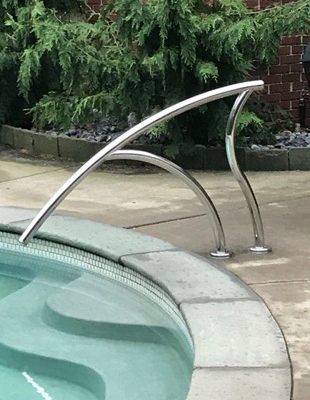 Swimming Pool Stairs Design, Swimming Pool Handrail Design, Pool Rails Inground, Pool Railing Ideas, Pool Handrail Ideas, Wire Handrail Deck, Cable Railing Around Pool, Swimming Pool Handrails, Pool Railing