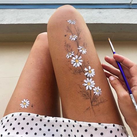 Artist Uses Her Body as a Canvas in Series of Beautiful Ink Drawings Glitter Henna, Body Illustration, Tattoos Female, Belly Art, Leg Painting, Leg Art, Small Tats, Kunst Tattoos, Tattoos Men