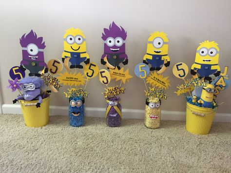 put together these cute center pieces for grandsons birthday party. I must give credit to RasinsPartySupplies on etsy for the large minion cutouts. Purple Minion Birthday Party, Minion Table Decorations, Minions Centerpiece Ideas, Minion Centerpieces, Minions Birthday Party Decorations, Minion Pinata, Minion Party Theme, Turtle Birthday Cake, Homemade Minion Costumes