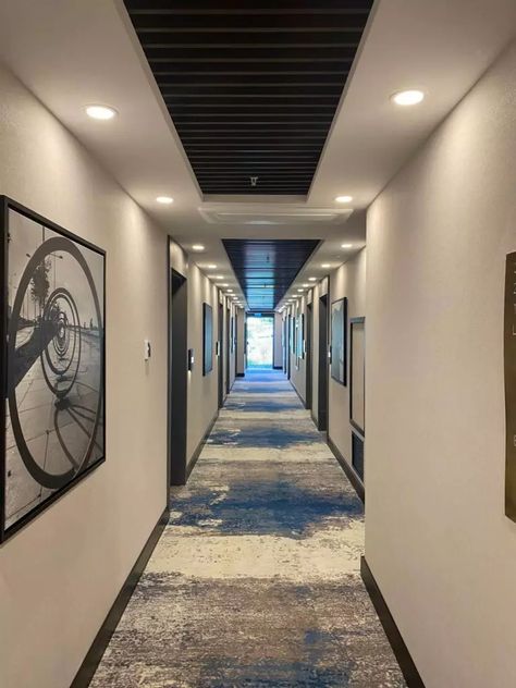 Top hotel interior design trends for 2023. Key design ideas that will bring hospitality to the next level. Senior Living Corridor Design, Hotel Passage Design, Key Design Ideas, Hotel Corridor Carpet, Long Corridor Design, Luxury Corridor, Hotel Corridor Design, Apartment Corridor, Hotel Corridor