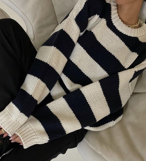 Outfit With Striped Sweater, Old Money Crochet, Black And White Sweater Outfit, Nordic Style Fashion, Striped Sweater Outfit, Comfy Fall Outfits, Perfect Winter Outfit, Oufits Casual, Cozy Winter Outfits