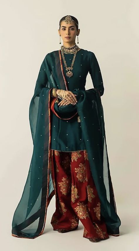 Guluband Design, Pakistani Summer Dresses, Pakistani Gowns, Nikkah Look, Bengali Look, Velvet Pakistani Dress, Red Silk Saree, Veil Pearl, Red Veil