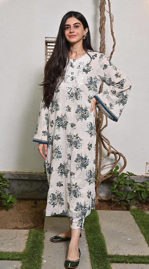 Pakistani Cord Set Designs, Latest Gala Designs For Kameez, Pakistani Dress Design Casual, Style Outfits Summer, Latest Salwar Kameez Designs, Summer Vibes Aesthetic, Simple Dress Casual, Aesthetic Summer Outfits, Designer Aesthetic