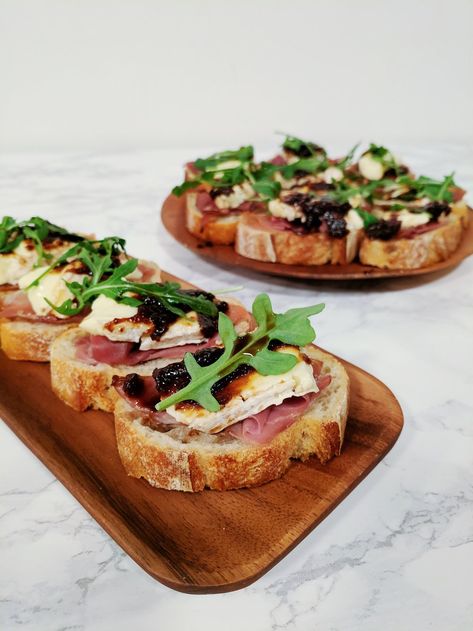 Bruschetta With Prosciutto, Brie And Fig Crostini, Brie Fig And Prosciutto Crostini, Mellow Mushroom Bruschetta Recipe, Fig Bruschetta, Brie Bruschetta, Prosciutto Bruschetta, Brie And Prosciutto, Fig Brie