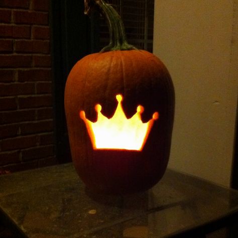 May try this next halloween with Kay, it can be her Princess Pumpkin! Princess Pumpkin Carving Ideas, Pumpkin Carving Princess, Crown Pumpkin Carving, Girly Pumpkin Carving, Pageant Decorations, Princess Pumpkin Carving, Princess Pumpkins, Pumpkins Carving, Princess Pumpkin