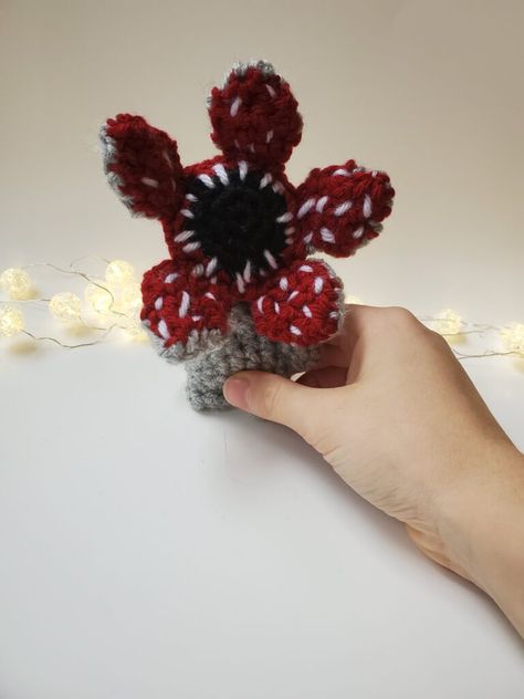 Stranger Things Crochet, Pop Culture Crochet, Demogorgon Stranger Things, Red Yarn, Halloween Crochet, Halloween Projects, Pattern Free, Amigurumi Free Pattern, Girl Pattern