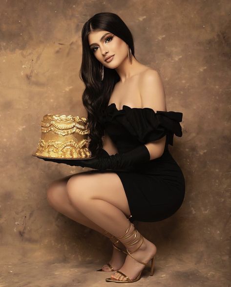 Makeup Looks For Photoshoot Photo Shoot, Black Dress With Gloves Photoshoot, 21st Bday Photoshoot Ideas Studio, Classy Birthday Photoshoot Ideas Studio, 21st Birthday Photoshoot Outfits, Buchona Photoshoot Ideas, Buchifresa Photoshoot, 21st Birthday Photoshoot Poses, Bday Shoot Ideas