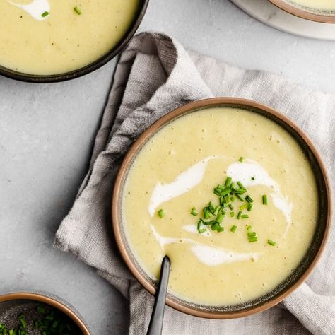 Vegan Leek Soup, Vichyssoise Recipe, Easy Cauliflower Soup, Potato And Leek Soup, Vegan Potato Leek Soup, Nora Cooks, Leeks Soup Recipes, Veggie Mains, Vegan Potato Soup