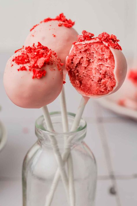 Get ready to satisfy your sweet cravings with these delightful Strawberry cake pops recipe. So easy to make at home with a soft and moist strawberry cake flavored with fresh strawberry puree and made with cream cheese frosting. These bite-sized treats are not only incredibly delicious but also a joy to make and are sure to become a favorite for any occasion. Oreo Cake Pops Recipe, Moist Strawberry Cake, Oreo Cake Pops, Strawberry Cake Pops, Delicious Strawberry Cake, Homemade Strawberry Cake, Candy Melt, Strawberry Cake Easy, Cookies And Cream Cheesecake