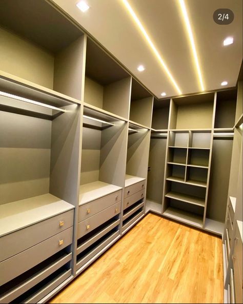 Modern Master Closet Walk In, Royal Bedroom Design, Small Dressing Rooms, Master Closet Design, Tub Design, Royal Bedroom, Dressing Room Closet, Welcome To Home, Walking Closet