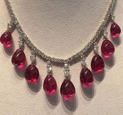 House Mansion, Beautiful Diamond Necklace, Necklace Elegant, Diamond Necklaces, Ruby Necklace, Royal Jewels, Ruby Jewelry, Fancy Jewelry, A Necklace