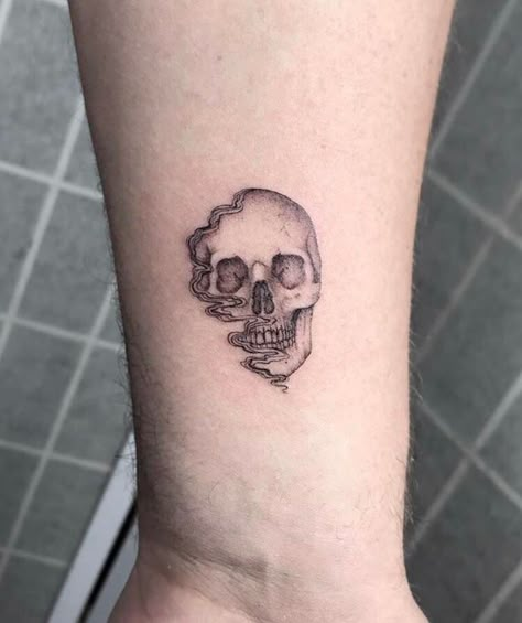 Simple Skull Tattoo, Tiny Skull Tattoos, Skull Thigh Tattoos, Tattoo Crane, Skull Tattoo Ideas, Small Skull Tattoo, Skull Tattoo Designs, Simple Skull, Scary Tattoos