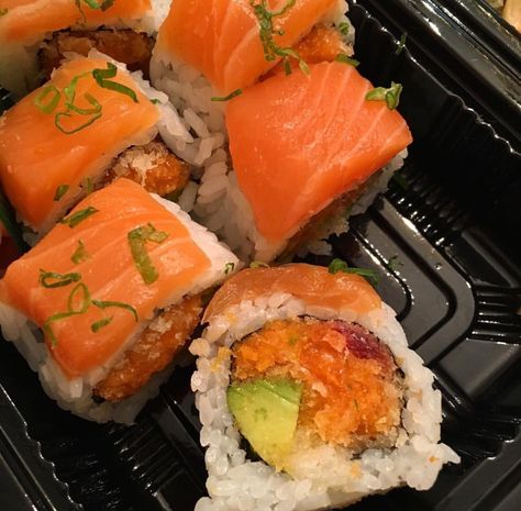 Snacks Japonais, California Roll Sushi, Orange Aesthetic, Orange Recipes, Sushi Rolls, Pretty Food, Food Cravings, Cute Food, I Love Food