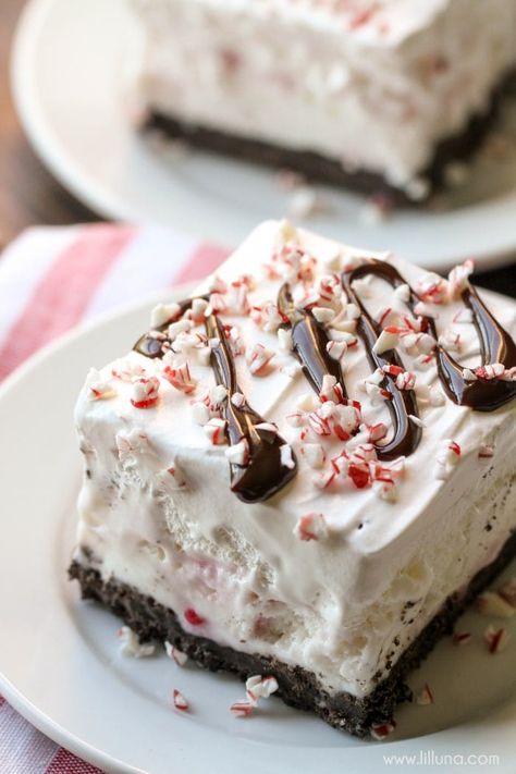 Peppermint Ice Cream Dessert Peppermint Ice Cream Dessert, Ice Cream Dessert Recipe, Peppermint Dessert, Easy Dessert Recipes Christmas, Crushed Peppermint, Delicious Holiday Desserts, Peppermint Ice Cream, Best Christmas Desserts, Christmas Desserts Easy