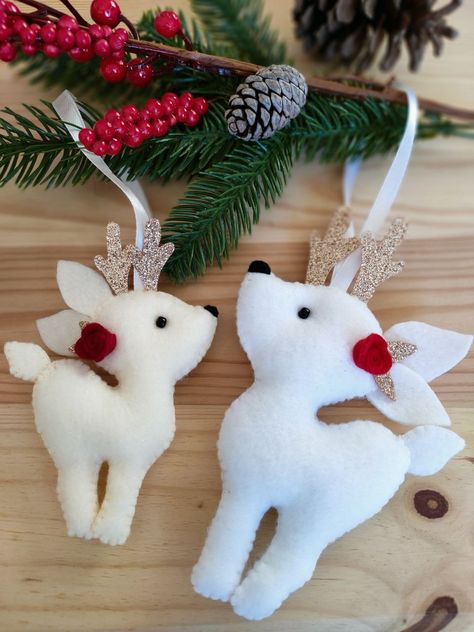 Felt Raindeer Crafts, Plush Christmas Ornaments, Felt Reindeer, Felt Toys Diy, Diy Felt Christmas Ornaments, Felt Crafts Christmas, Christmas Themes Decorations, Felt Christmas Decorations, Handmade Christmas Decorations