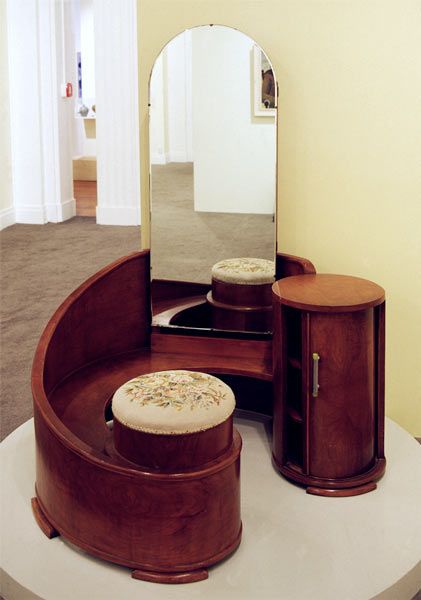 fuckyeahilike: cgmfindings: 1939 art deco dressing... Deco Dressing, Vasos Vintage, Art Deco Dressing Table, Dressing Table Vanity, Mirror On The Wall, Art Deco Table, Deco Furniture, Funky Furniture, Art Deco Furniture