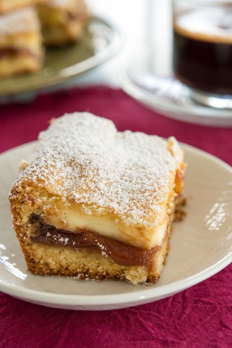 Guava Bars Recipes, Guava Cake Recipe, Guava Desserts, Cuban Desserts, Guava Pastry, Guava And Cream Cheese, Guava Cake, Guava Recipes, Puerto Rico Food