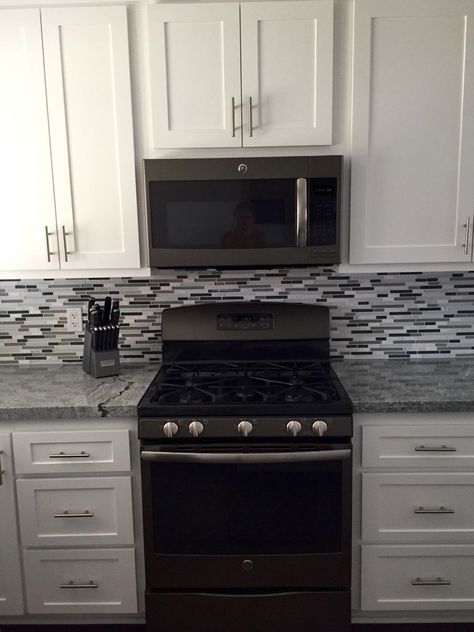 White And Gray Kitchen Decor, Gray Kitchen Decor Ideas, White Kichen, Gray Kitchen Decor, Raised Ranch Kitchen, White And Gray Kitchen, Small Home Kitchen, 1950s Kitchen Remodel, Cheap Remodel