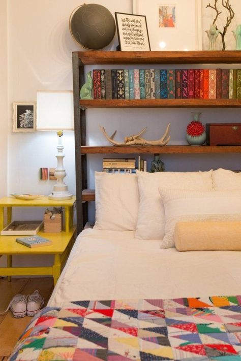 Place a bookshelf behind a bed instead of a headboard Headboard Projects, Bookshelf Headboard, Bookshelf Bed, Bookshelves In Bedroom, Headboard With Shelves, Bookcase Diy, Bookcase Headboard, Diy Headboards, Diy Headboard