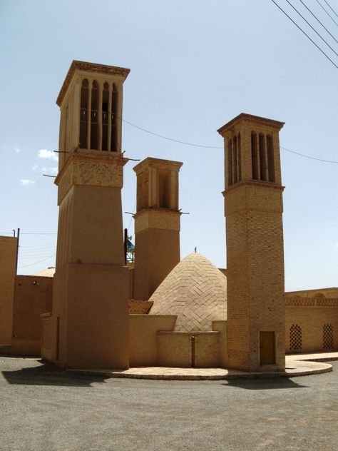 Wind Tower Architecture, Earthy Architecture, Uae Architecture, Wind Tower, Sanctuary Design, Desert Farmhouse, Earth Architecture, Iran Pictures, Wind Catcher