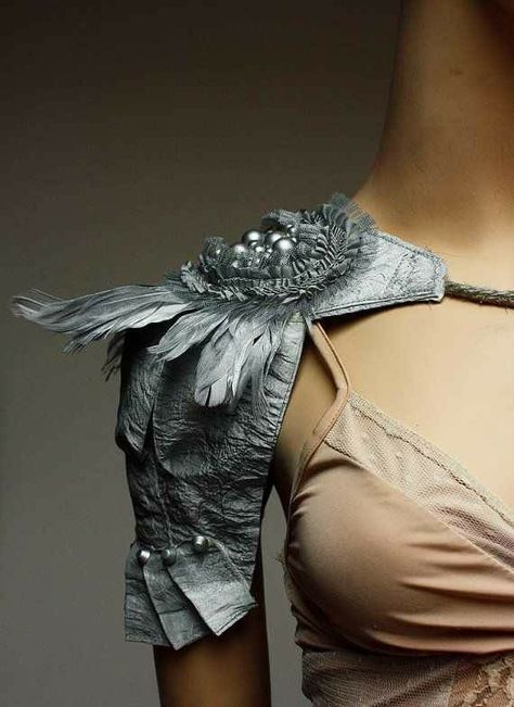 Parrot Costume, Couture Dior, Mode Steampunk, Body Adornment, Fantasy Costumes, Fantasy Fashion, Larp, Dandy, Fashion Details